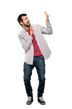 Gergin ve korkmuş izole beyaz arka plan üzerinde sakallı yakışıklı adam tam uzunlukta atış