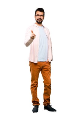 Beyaz arka plan tam uzunlukta görüntüsünü kapatmak için iyi bir anlaşma üzerinde tokalaşırken sakallı yakışıklı adam izole