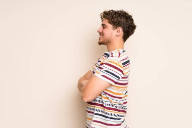 Sarışın adam lateral pozisyonda izole duvarın üzerinden