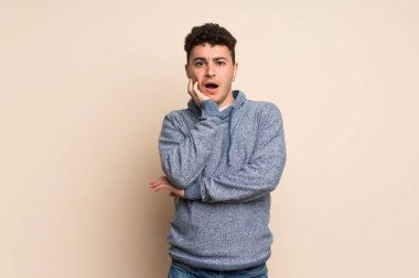 Genç adam şaşırttı ve doğru bakarken şok izole duvarın üzerinden