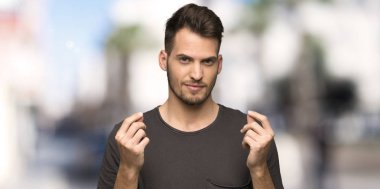 Adam açık havada, siyah gömlek yapma para hareketi ile