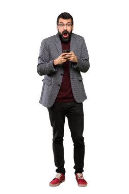 Yakışıklı adam gözlüklü şaşırttı ve izole beyaz arka plan üzerinde bir ileti gönderme