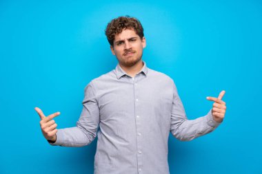 Mavi duvar gurur ve kendini beğenmiş sarışın adam