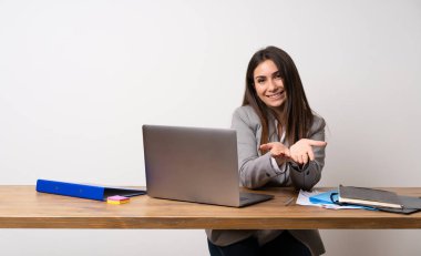 İş kadını boşaltmak hayali avuç içinde tutan bir ofiste bir reklam eklemek için