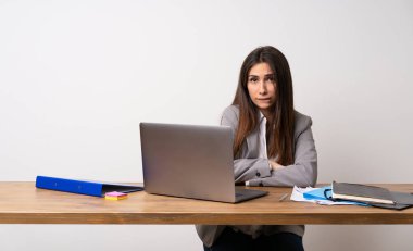 İş kadını ile karıştırmayın yüz ifadesi ısırıkları dudak iken bir ofiste