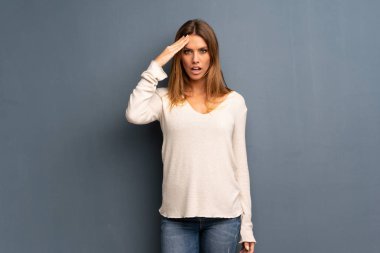 Gri arka plan üzerinde sarışın kadın bir şeyin farkına vardım ve çözüm isteyen vardır