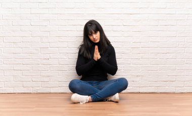 Katta oturan kadın birlikte palm tutar. Kişi için bir şey sorar