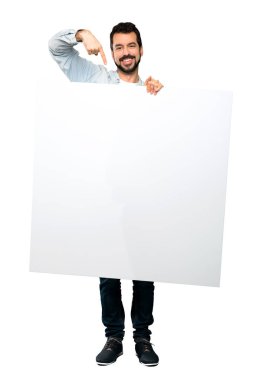 Boş bir afiş tutarak sakallı yakışıklı adam