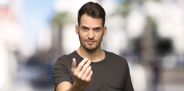 Hombre Con Camisa Negra Invitando Venir Con Mano Feliz Que — Foto de Stock