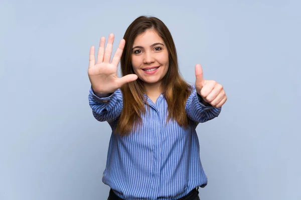 Junges Mädchen Über Isolierte Blaue Wand Die Mit Fingern Sechs — Stockfoto