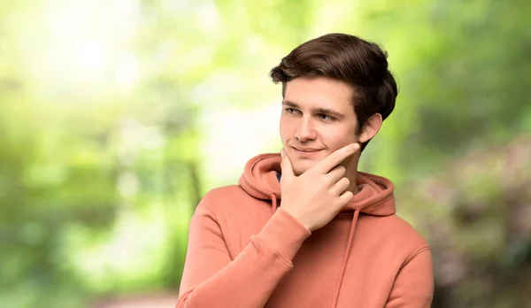 Homme Adolescent Avec Sweat Shirt Regardant Vers Côté Extérieur — Photo