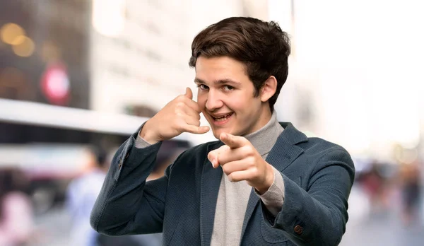 Adolescent Homme Avec Col Roulé Faire Téléphone Geste Pointant Vers — Photo