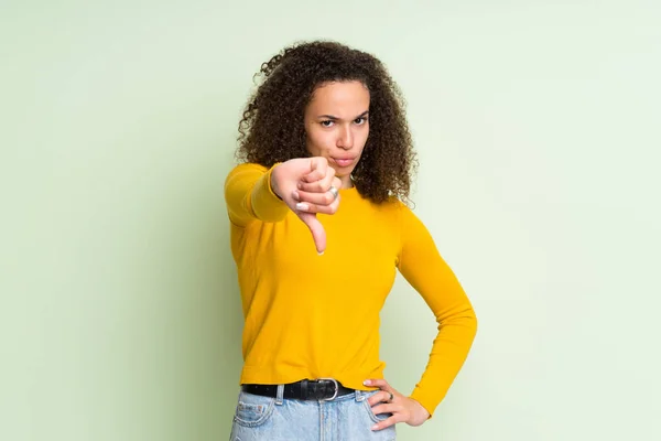 Dominicana Donna Isolato Sfondo Verde Mostrando Pollice Verso Basso Con — Foto Stock