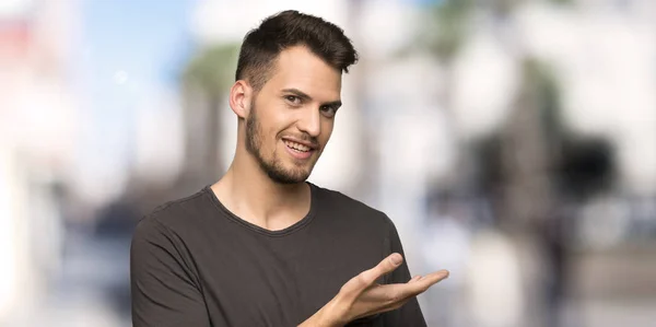 Homme Avec Chemise Noire Présentant Une Idée Tout Regardant Souriant — Photo