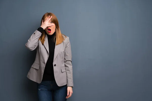 Rossa Donna Affari Con Sorpresa Scioccato Espressione Facciale — Foto Stock