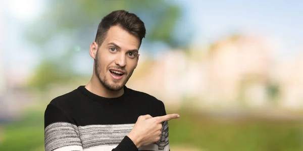 Hombre Guapo Sorprendido Señalando Dedo Lado Aire Libre — Foto de Stock