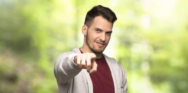 Hombre Con Sudadera Señala Con Dedo Con Una Expresión Segura —  Fotos de Stock