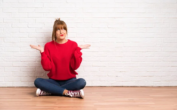 Rothaarige Frau Sitzt Auf Dem Boden Und Hat Zweifel Während — Stockfoto