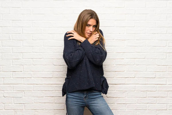 Mujer Rubia Sobre Pared Ladrillo Congelación — Foto de Stock