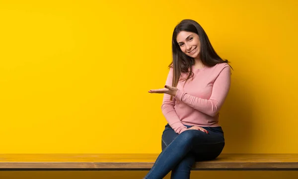 Mujer Joven Sentada Mesa Presentando Una Idea Mientras Mira Sonriendo —  Fotos de Stock