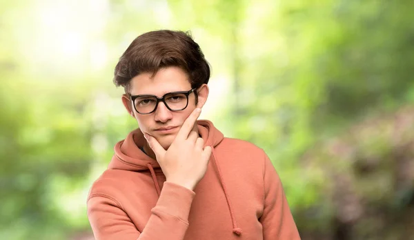 Hombre Adolescente Con Sudadera Con Gafas Sonriendo Aire Libre —  Fotos de Stock
