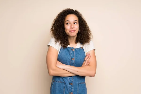 Dominican Woman Overalls Making Doubts Gesture While Lifting Shoulders — Stock Photo, Image