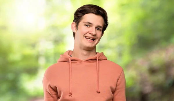 Tonåringen Man Med Sweatshirt Leende Utomhus — Stockfoto