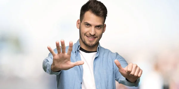 Hombre Guapo Contando Seis Con Los Dedos Aire Libre — Foto de Stock