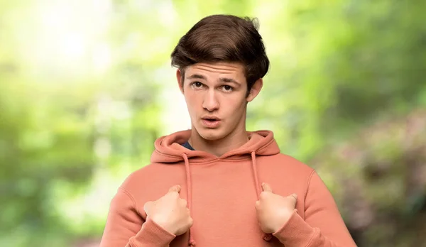 Tonåringen Man Med Sweatshirt Med Överraskning Ansiktsuttryck Utomhus — Stockfoto