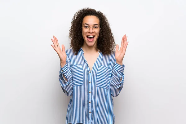 Femme Dominicaine Avec Chemise Rayée Avec Surprise Expression Faciale Choquée — Photo