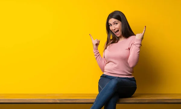 Jonge Vrouw Zittend Tafel Wijzen Met Wijsvinger Een Geweldig Idee — Stockfoto