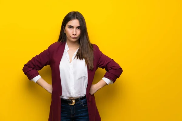 Jeune Femme Sur Mur Jaune Colère — Photo