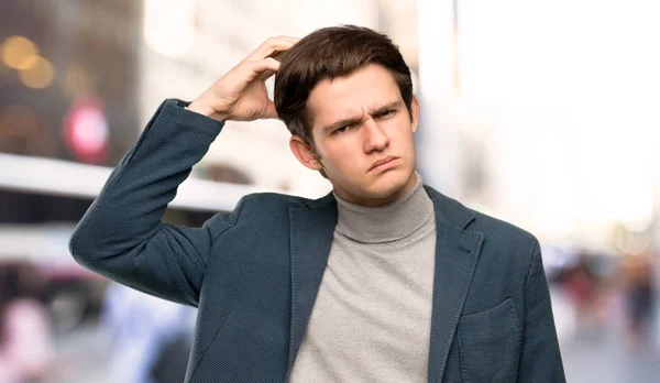 Adolescente Homem Com Gola Alta Ter Dúvidas Arranhar Cabeça Livre — Fotografia de Stock