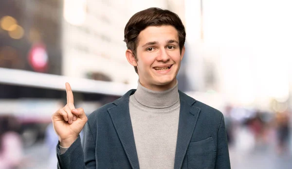Tonåringen Man Med Polokrage Visar Och Lyfta Ett Finger Tecken — Stockfoto