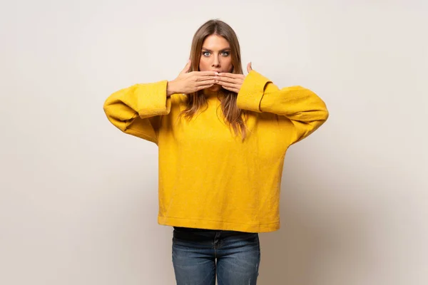 Donna Con Maglione Giallo Sopra Parete Isolata Che Copre Bocca — Foto Stock