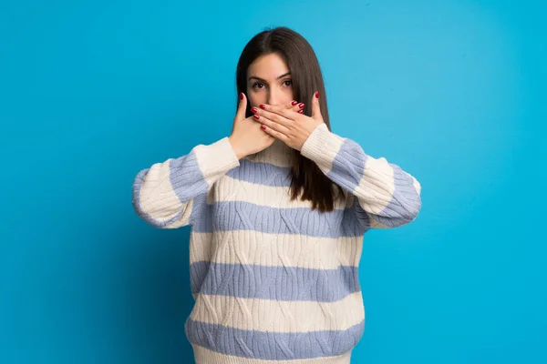 Young Woman Blue Wall Covering Mouth Hands Saying Something Inappropriate — Stock Photo, Image