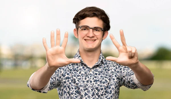 Mężczyzna Nastolatek Kwiat Koszuli Okularach Liczenia Osiem Palcami Zewnątrz — Zdjęcie stockowe