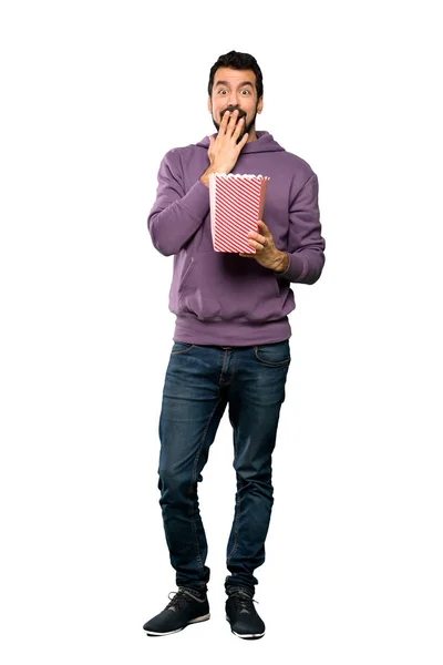 Knappe man met sweatshirt popcorns eten — Stockfoto