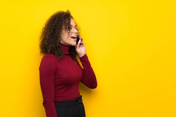 Femme Dominicaine Avec Pull Col Roulé Gardant Une Conversation Avec — Photo