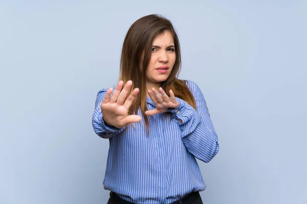 Junges Mädchen Über Isolierte Blaue Wand Nervös Streckt Die Hände — Stockfoto