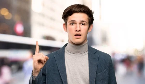 Adolescente Homem Com Gola Alta Pensando Uma Ideia Apontando Dedo — Fotografia de Stock