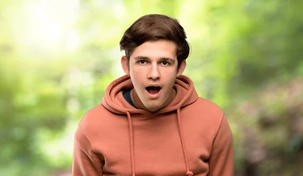 Homme Adolescent Avec Sweat Shirt Avec Expression Faciale Surprise Extérieur — Photo