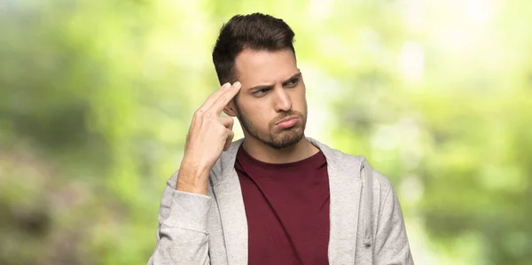 Man Met Sweatshirt Met Problemen Waardoor Zelfmoord Gebaar Een Park — Stockfoto