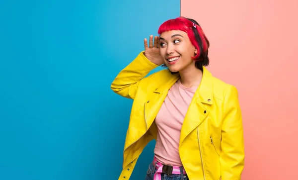 Young Woman Yellow Jacket Listening Something Putting Hand Ear — Stock Photo, Image