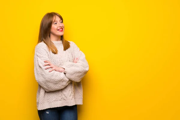 黄色の壁のハッピーと笑顔赤毛の女性 — ストック写真