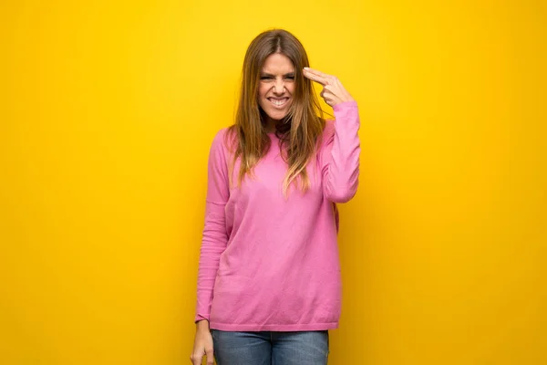 Femme Avec Pull Rose Sur Mur Jaune Avec Des Problèmes — Photo