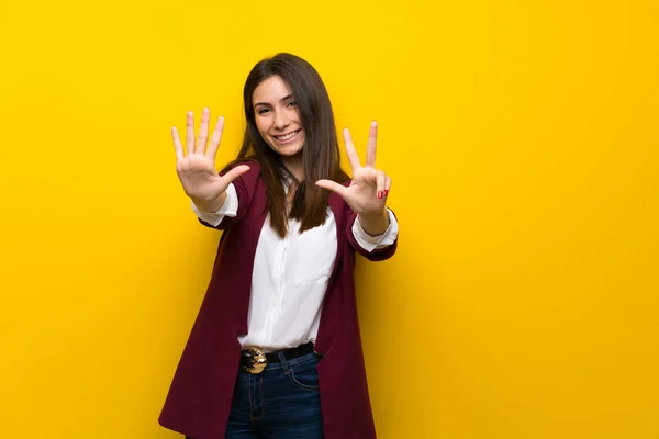 Mujer Joven Sobre Pared Amarilla Contando Ocho Con Los Dedos — Foto de Stock