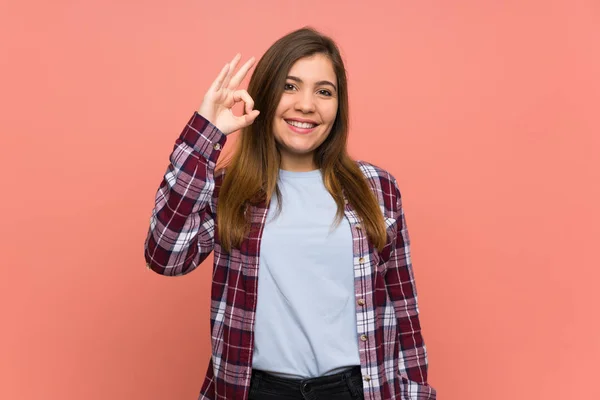 Jong Meisje Roze Muur Tonen Teken Met Vingers — Stockfoto