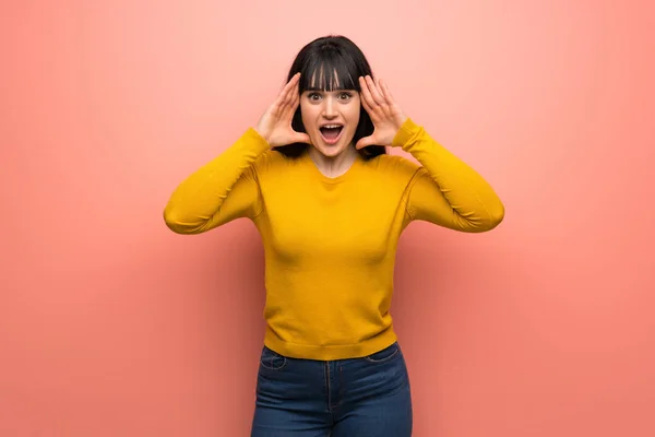 Vrouw Met Gele Trui Roze Muur Met Verrassing Expressie — Stockfoto