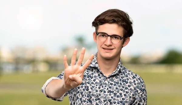 Teenie Mann Mit Blumenhemd Und Brille Glücklich Und Zählt Vier — Stockfoto